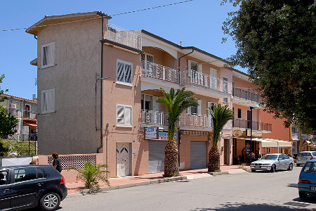 Die Casa Pietro liegt im Herzen von La Caletta, eines der schönsten Orte auf Sardinien am karibischen Traumstrand von La Caletta